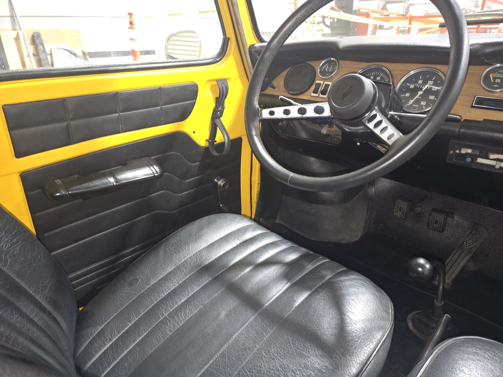 Interior de auto clásico de lujo